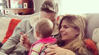 Γιάννης Βαρδής - Νατάσα Σκαφίδα: Η κόρη τους στο πιο γλυκό video που έχεις δει!