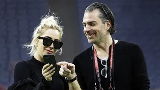 Lady Gaga: Ποζάρει στην αγκαλιά του αγαπημένου της Christian Carino