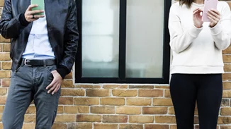 Phubbing: Μήπως η σχέση σου πάσχει από αυτό το σύγχρονο πρόβλημα;