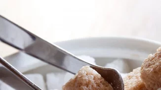 Είναι η καστανή ζάχαρη καλύτερη από τη λευκή; Μάθε όλη την αλήθεια