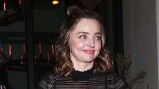 Είναι αυτό το πιο cool βραδινό ντύσιμο με τζιν παντελόνι;