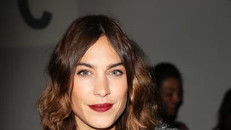 H Alexa Chung φορά με τον πιο απροσδόκητο τρόπο τα sneakers που έχεις από μικρή