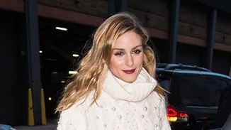 Έτσι φοράει την κόκκινη φούστα η Olivia Palermo