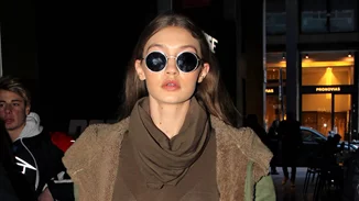 Φόρα το σκισμένο τζιν με ολόσωμο κορμάκι όπως η Gigi Hadid