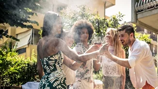 Τσικνοπέμπτη: 5 + 1 tips για να μην το παρακάνεις στο βραδινό τραπέζι