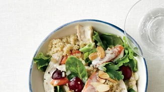 Εύκολες συνταγές για σαλάτα με κοτόπουλο για το γραφείο που είναι πλήρες γεύμα