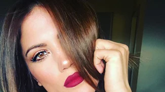 Η Μαίρη Συνατσάκη είναι η απόδειξη που θέλαμε ότι η κόκκινη σκιά ταιριάζει το ίδιο και στα καστανά μάτια