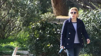 Σμαράγδα Καρύδη - Θοδωρής Αθερίδης: Βόλτα στην Πλάκα με το σκύλο τους
