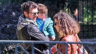 Ιωάννης Παπαζήσης - Βανέσα Αδαμοπούλου: Βόλτα με τον γιο τους