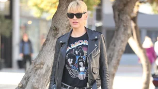 Σάσα Σταμάτη: Βόλτα στη Γλυφάδα με εντυπωσιακό rock look