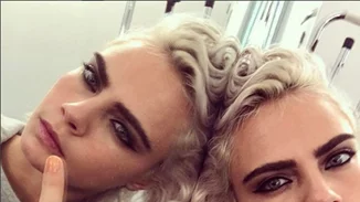 Γιατί πολλοί διάσημοι φωτογραφήθηκαν σχηματίζοντας το γράμμα "W";