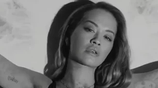 Rita Ora: Πρωταγωνιστεί στην σούπερ σέξι νέα καμπάνια Tezenis