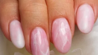 Το νέο trend στα νύχια λέγεται Rose Quartz: Τι είναι και πώς να το κάνεις