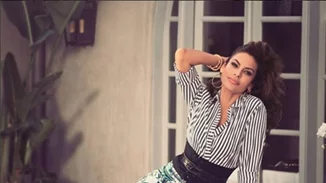 Eva Mendes: Ποζάρει σαν μοντέλο για τη νέα της κολεξιόν