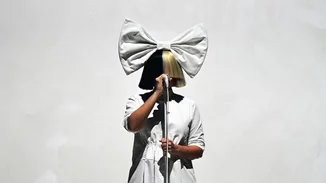 Sia: Έχεις δει ποτέ το πρόσωπο της χωρίς περούκα;