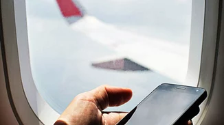 Τι πραγματικά θα συμβεί αν δεν κλείσεις το κινητό σου σε μια πτήση