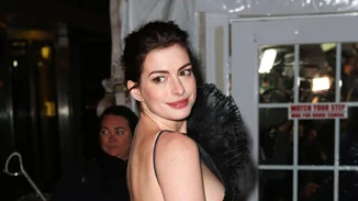 Anne Hathaway: Έκανε την πιο αλλόκοτη δημόσια εμφάνισή της που έχουμε δει ποτέ!