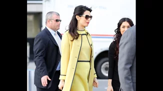 Amal Clooney: Υιοθέτησε το άψογο στυλ εγκυμοσύνης της μέλλουσας μανούλας