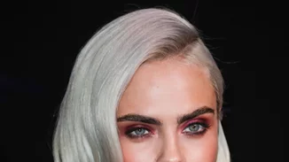 Cara Delevingne: Συνδυάζει βραδινό τοπ με sneakers