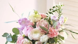 Ένα εύκολο τρικ για να διατηρηθούν περισσότερο τα λουλούδια στο βάζο