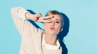 Οι καλύτερες πόζες για φωτογραφίες στο Instagram αν φαίνεσαι μόνο εσύ