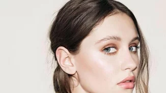 Η κόρη του Jude Law είναι και πάλι στο προσκήνιο. Με ποια αφορμή;