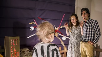 Οι γονείς που αναδημιουργούν σκηνές από ταινίες με τον 2χρονο γιο τους