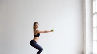 Γύμνασε πόδια και κοιλιακούς σε 5' με την personal trainer