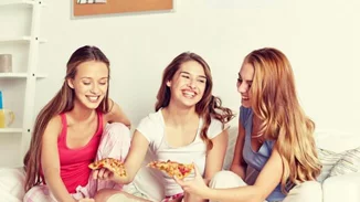 Γιατί τρώω ενώ δεν πεινάω; Οι 9 λόγοι που τρως συνέχεια