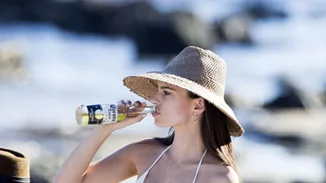 Emily Ratajkowski: Σούπερ σέξι στην παραλία με λευκό μαγιό!