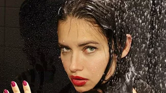 Adriana Lima: Ολόγυμνη στο νέο βίντεο του περιοδικού LOVE
