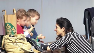 Σοφία Καρβέλα: Η φωτογραφία με τους γονείς της από τα παιδικά της χρόνια