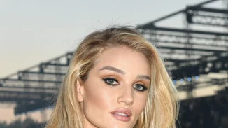 Πώς να διατηρήσω το χρώμα των μαλλιών μου όσο τα κομμωτήρια είναι κλειστά;