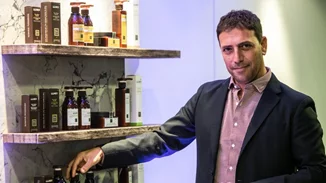 Συναντήσαμε τον δημιουργό της Saryna Key, του αγαπημένου beauty brand για μαλλιά