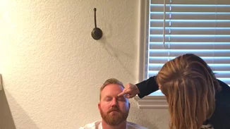 Δες τι κάνει αυτός ο γλυκός πατέρας για τον μικρό γιο του που λατρέυει το μακιγιάζ!