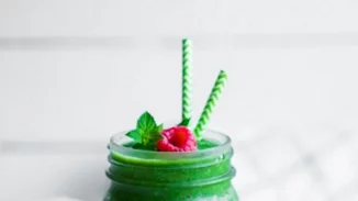 2 πράσινα smoothies αποτοξίνωσης που δρουν χωνευτικά και διώχνουν τις τοξίνες (με λαχανικά!)