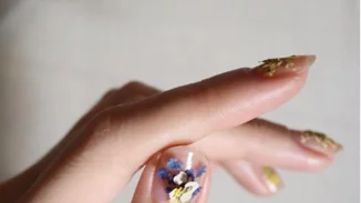 Μανικιούρ με αποξηραμένα λουλούδια: Κι όμως!