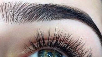 Τι να κάνεις για να θυμάσαι κάθε μέρα να φροντίζεις τα φρύδια και τις βλεφαρίδες σου