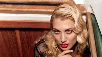 Κωνσταντίνα Σπυροπούλου: Υιοθέτησε το glamorous ανοιξιάτικο look της