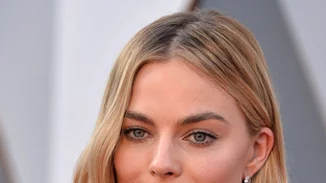 Margot Robbie: Με κόκκινο σύνολο κλέβει τις εντυπώσεις