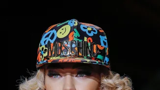 Moschino | Το φόρεμα της χειμερινής συλλογής που μας έχει αφήσει με το στόμα ανοιχτό!