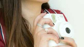 Συνδυάζοντας την ανοιξιάτικη συλλογή της Pandora με τις νέες τάσεις της σεζόν