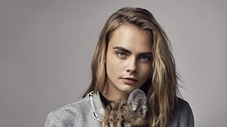 Cara Delevingne: Φωτογραφίζεται με ένα μικρό πούμα για τη νέα της καμπάνια