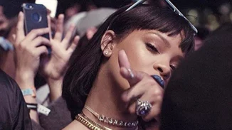 Rihanna: Η εκκεντρική της εμφάνιση στο φεστιβάλ του Coachella