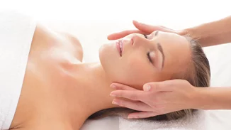 Μια νέα θεραπεία προσώπου που υπόσχεται απίθανα αποτελέσματα με τον πιο φυσικό τρόπο