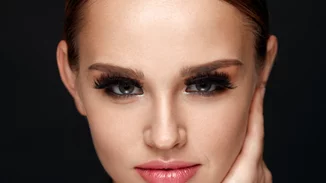 Η νέα περίεργη τάση στα φρύδια που λατρεύουν όλες οι beauty bloggers!