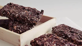 Σπιτικές μπάρες πρωτεΐνης με σοκολάτα και βρώμη έτοιμες σε 5 λεπτά!