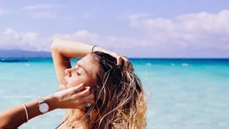 HOW TO: Στέγνωσε φυσικά τα μαλλιά σου, χωρίς πιστολάκι!