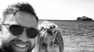 Γιάννης Βαρδής - Νατάσα Σκαφίδα: Έκαναν το πρώτο μπάνιο με την κόρη τους