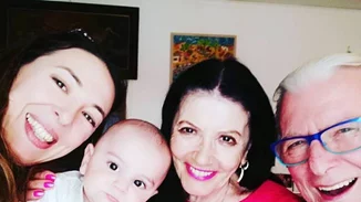 Η Ζωζώ Σαπουντζάκη τραγουδά στον μπέμπη του Κώστα Βουτσά